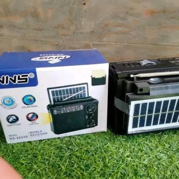 1-NNS 2033S radio device with 3 bands (FM-AM-SW) equipped with high sensitivity for outdoor use. It operates and charges via solar power and works with 2 batteries of 1.5 volts or a USB charger.