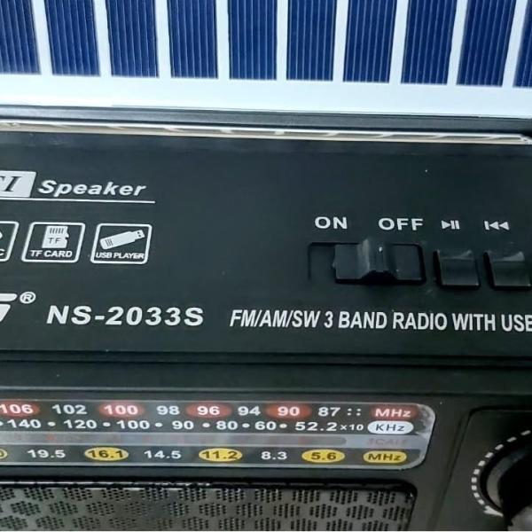 جهاز راديو NNS 2033S ب 3 موجات FM-AM-SW مزود بحساسية عالية للاستخدام الخارجي يعمل ويشحن بالطاقة الشمسية ويعمل ب2 بطارية 1.5 فولت الطورشي او شاحن USB
